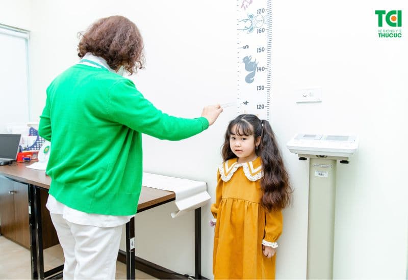 Trong trường hợp trẻ biếng ăn còi cọc kéo dài, việc nhờ đến sự tư vấn của chuyên gia dinh dưỡng là rất cần thiết.