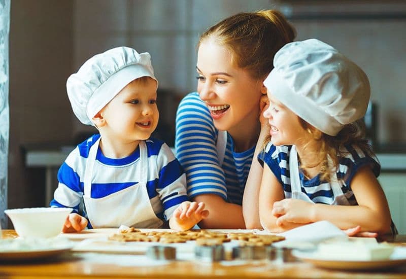 Biến giờ ăn thành thời gian vui vẻ sẽ giúp cải thiện tình trạng trẻ chậm lên cân.