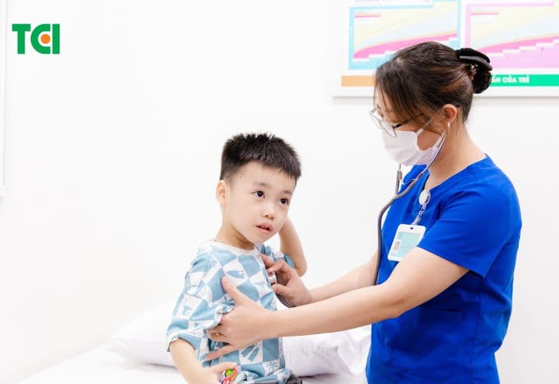 Trẻ còi cọc cần được xây dựng chế độ dinh dưỡng phù hợp để cải thiện thể trạng.