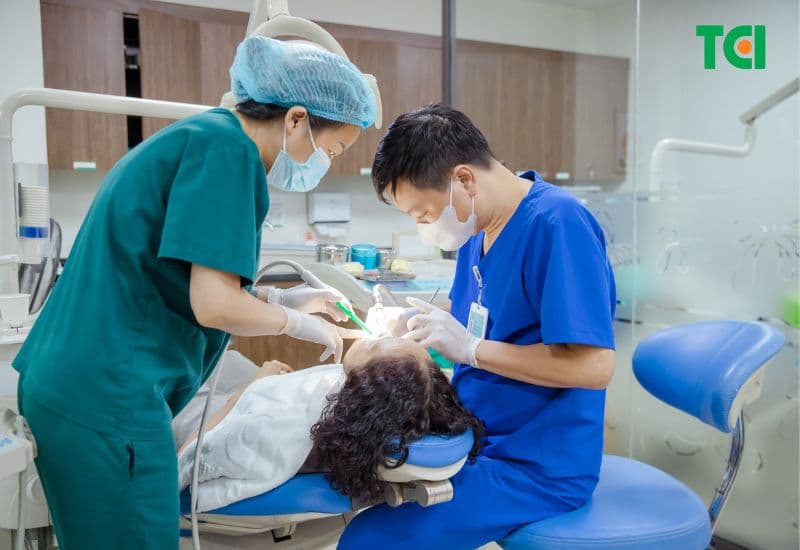 Khám răng định kỳ 6 tháng/lần giúp phát hiện sớm và trị răng sâu hiệu quả.