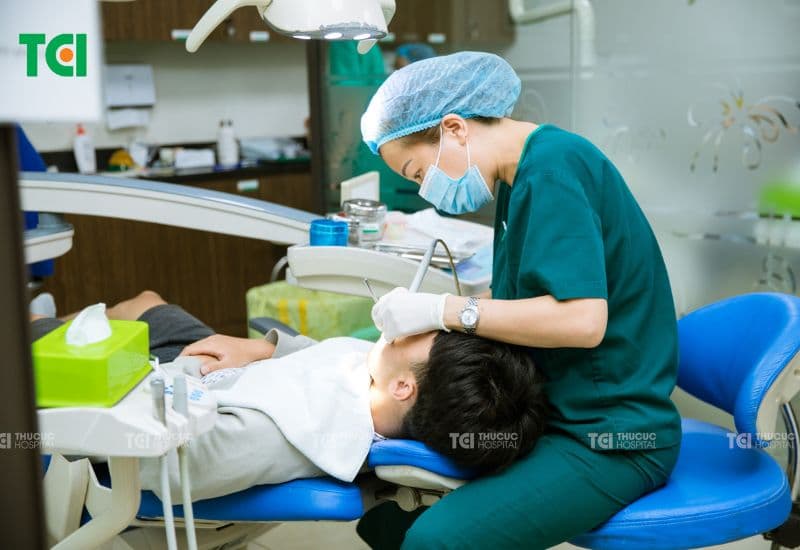 Việc khám răng định kỳ giúp cha mẹ sớm nhận biết tình trạng sưng lợi và có hướng xử lý kịp thời cho trẻ.