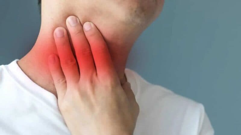 Viêm thực quản gây cảm giác bỏng rát khi axit dạ dày trào ngược