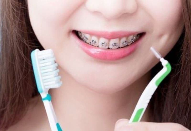 Để đạt kết quả bền vững, việc chăm sóc sau khi trồng răng hàm đóng vai trò rất quan trọng.