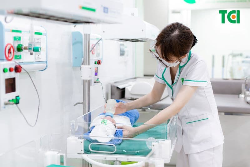 Trẻ sơ sinh cần được chăm sóc đặc biệt trong những tuần đầu đời, từ việc bú sữa, vệ sinh, đến tạo thói quen ngủ.