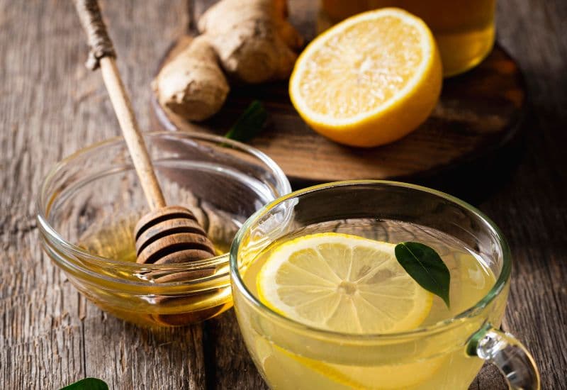 Pha 1-2 thìa cà phê mật ong với nước ấm và uống vào buổi sáng giúp kích thích tuần hoàn máu và hỗ trợ tiêu hóa.