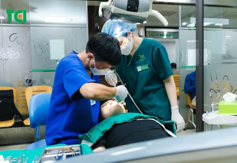 Kiểm tra răng miệng đều đặn giúp phát hiện và xử lý kịp thời viêm kẽ chân răng.