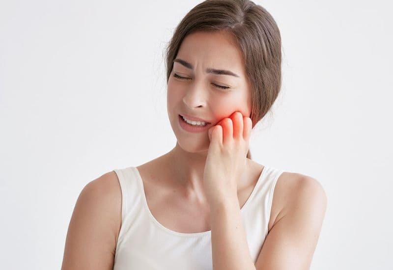 Viêm kẽ chân răng thường bắt nguồn từ thói quen vệ sinh răng miệng không đúng.