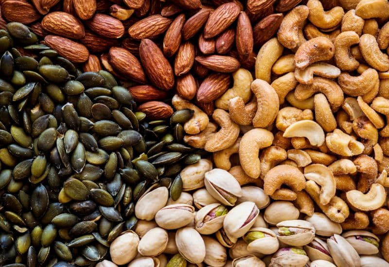 Ngũ cốc nguyên cám và các loại hạt cũng chứa vitamin B2, dù ở mức thấp hơn so với thực phẩm từ động vật.