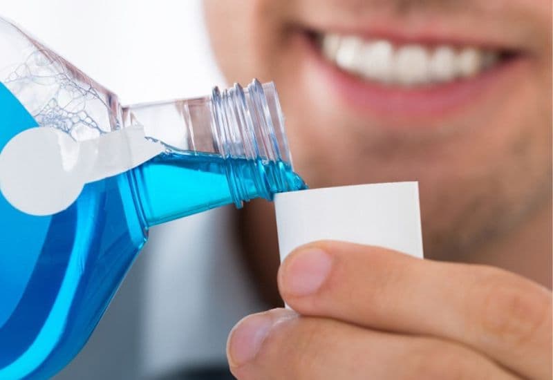 Sử dụng nước súc miệng hàng ngày để bảo vệ sức khỏe răng miệng và chữa hôi miệng