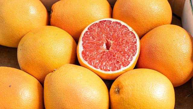 Ăn bưởi giảm mỡ máu: Bí quyết đơn giản cho sức khỏe tim mạch