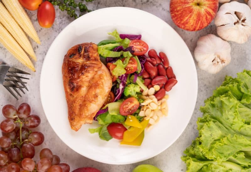 Một chế độ ăn đơn lẻ, không có sự phối hợp cân bằng giữa đa dạng nhóm dinh dưỡng, dù giàu thực phẩm có lợi, cũng không thể phát huy tác dụng.