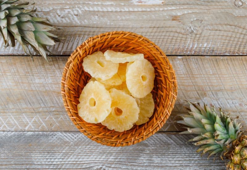 Nhiều người có xu hướng sử dụng nước ép dứa đóng chai hoặc mứt dứa thay cho dứa tươi vì tiện lợi.