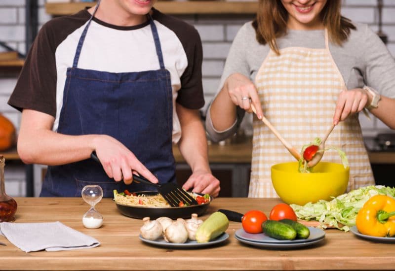 Khi ăn ngoài, bạn thường khó kiểm soát lượng đường trong món ăn.