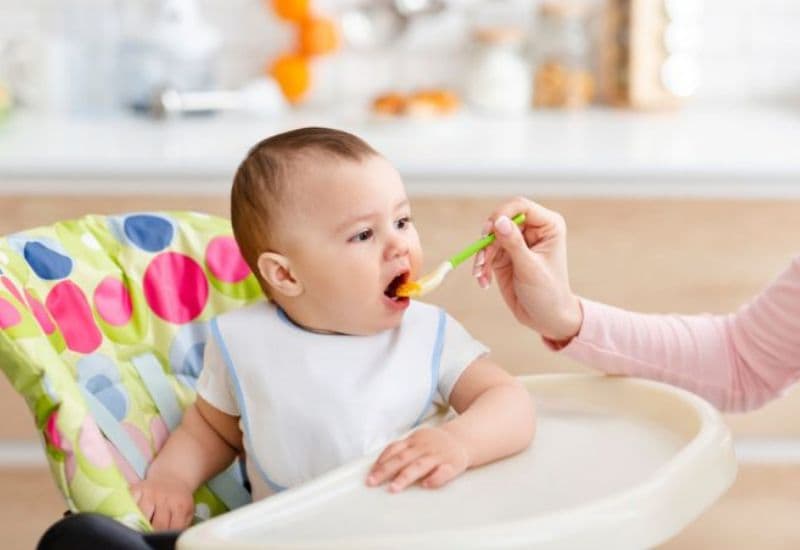 Việc cho bé ăn cá hồi đúng cách có thể hỗ trợ bé phát triển khỏe mạnh cả về thể chất lẫn trí tuệ.