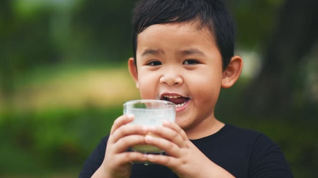Bé ăn dặm bị táo bón nên ăn gì để cải thiện và câu trả lời