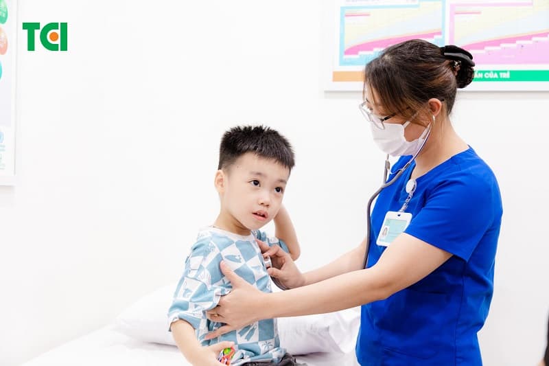 bé ăn gì để phát triển chiều cao - đi khám 