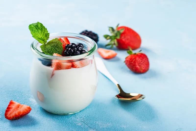 bé bị bón nên ăn gì - sữa chua