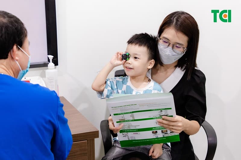 bé bị bón nên ăn gì - đưa trẻ đi khám dinh dưỡng