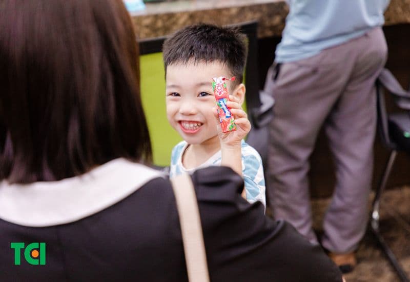 Việc cho bé mấy tháng ăn hoa quả cần được thực hiện từ từ, không nên cho bé ăn quá nhiều trong một lần.