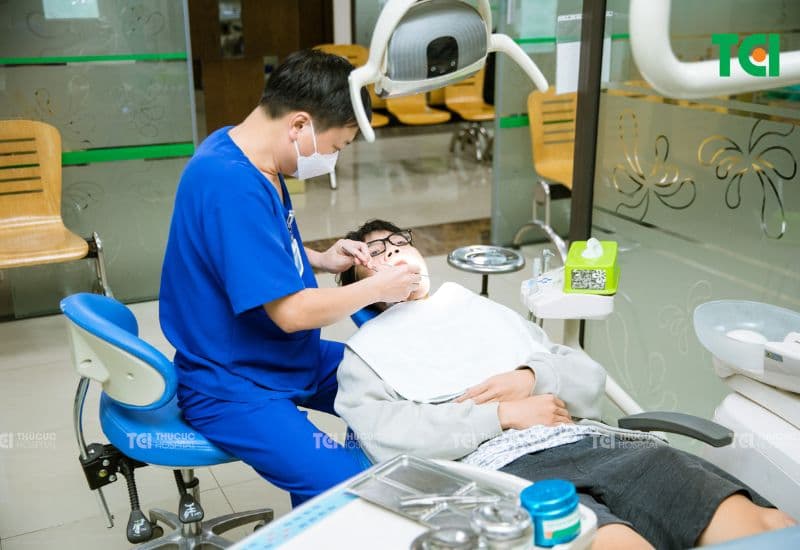 Khi nhận thấy hiện tượng bị đau răng sâu kéo dài, bạn nên đến nha khoa càng sớm càng tốt để được điều trị kịp thời.