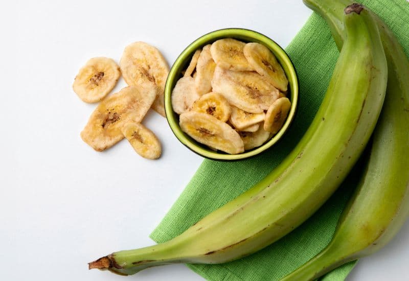 Nên ăn chuối chín, tránh chuối xanh.