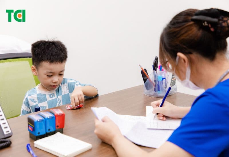 Bổ sung các chất dinh dưỡng cho trẻ nên có sự tư vấn từ chuyên gia.