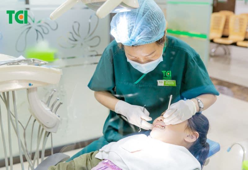 Cách chăm sóc răng sâu hiệu quả không thể thiếu việc khám nha khoa định kỳ để theo dõi và điều trị kịp thời.