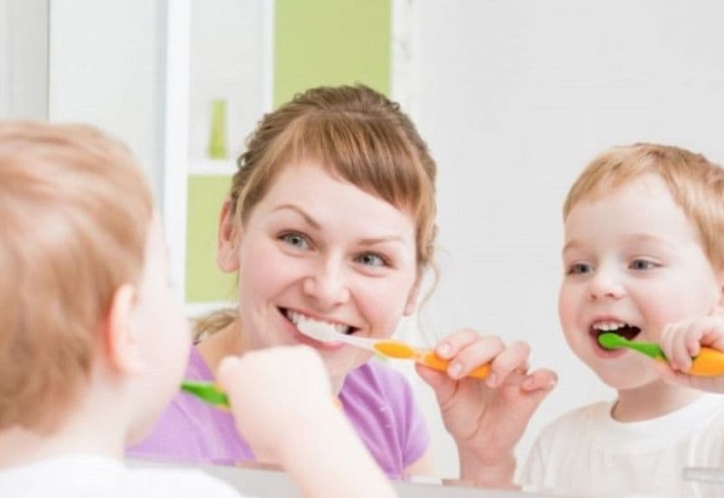 Vệ sinh răng miệng đúng cách được xem là cách chăm sóc răng sâu cơ bản và phổ biến nhất.