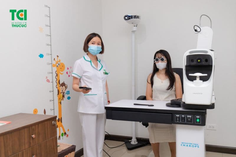 Kính được kê đơn bởi bác sĩ nhãn khoa sẽ giúp điều chỉnh tầm nhìn, từ đó hỗ trợ các cơ mắt hoạt động đồng bộ hơn.