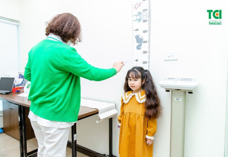 Nên tham khảo ý kiến chuyên gia khi chăm sóc trẻ bị suy dinh dưỡng.