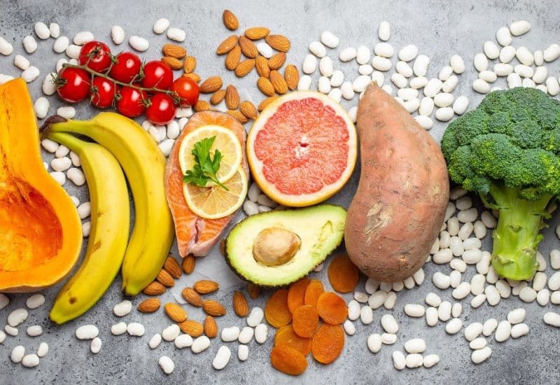 Người cao huyết áp nên bổ sung rau củ và trái cây tươi vào chế độ ăn uống hàng ngày.