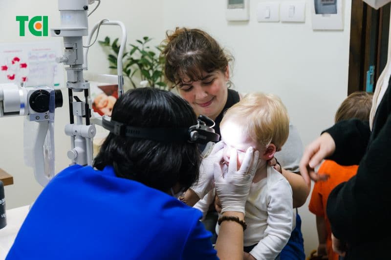 chữa chắp mắt cho bé