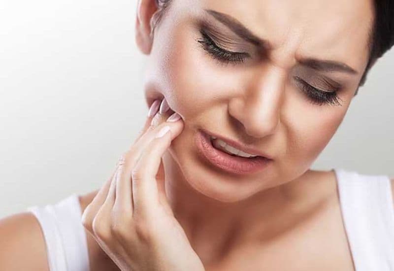 Đau sâu răng là cảm giác ê buốt, nhức nhối hoặc khó chịu xuất hiện ở một hay nhiều răng, nguyên nhân thường do vi khuẩn phá hủy lớp men và ngà răng.