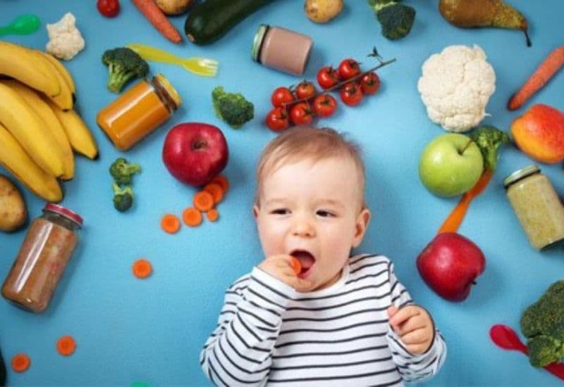 Dinh dưỡng bé 1 tuổi cần được xây dựng từ thực đơn đa dạng, phong phú để bé phát triển toàn diện.