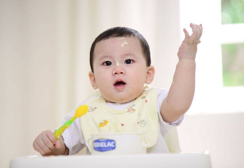 Dinh dưỡng bé 1 tuổi đóng vai trò nền tảng quan trọng cho sự phát triển toàn diện trong những năm tiếp theo.