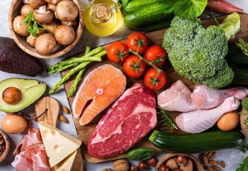 Một chế độ dinh dưỡng cho trẻ 2 tuổi hợp lý cần đa dạng thực phẩm và cân đối 4 nhóm chất.