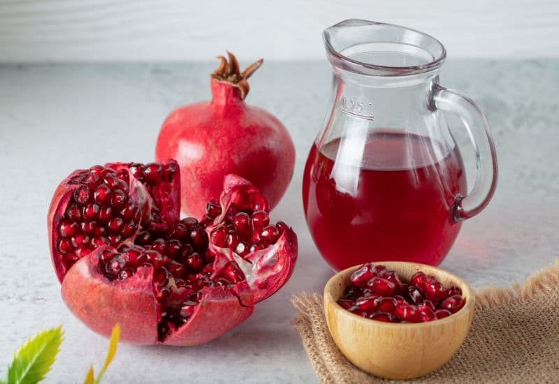 Lựu là loại trái cây giàu chất chống oxy hóa như polyphenol và anthocyanin.