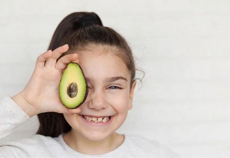 Em bé ăn bơ từ khi bắt đầu ăn dặm sẽ dễ hấp thu và nhận được nhiều dưỡng chất cần thiết cho cơ thể.