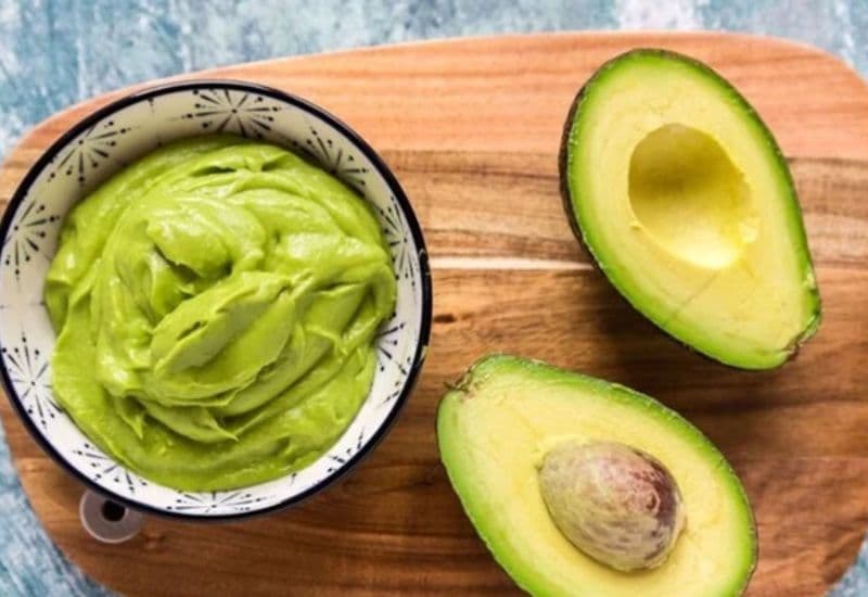  Khi mới bắt đầu cho em bé ăn bơ, bố mẹ nên theo dõi phản ứng của con sau mỗi lần ăn.