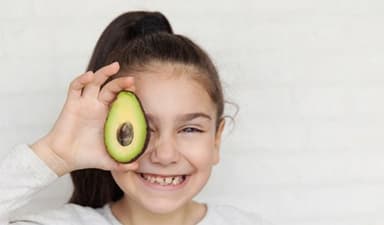 Lợi ích của việc cho em bé ăn bơ trong giai đoạn ăn dặm