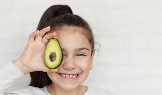 Lợi ích của việc cho em bé ăn bơ trong giai đoạn ăn dặm