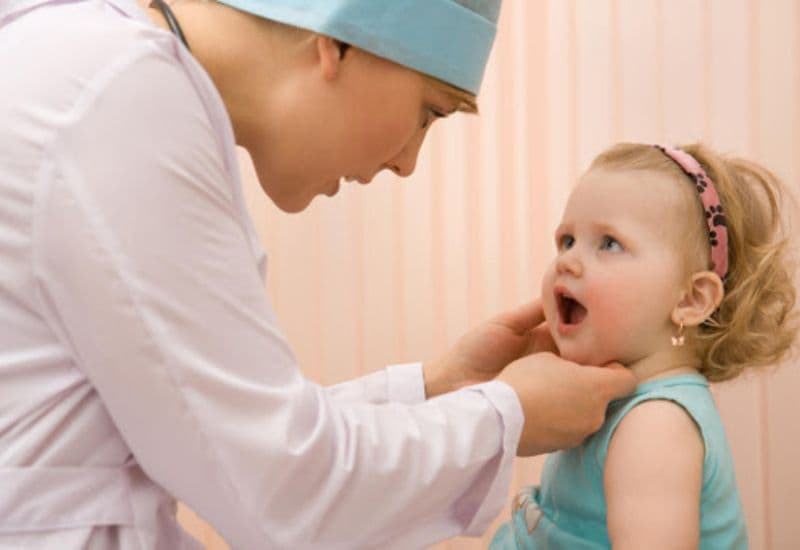 Em bé hôi miệng có thể do nhiều nguyên nhân khác nhau gây ra.