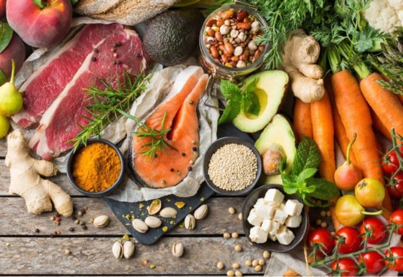 Thay vì để bé ăn quá nhiều đồ ngọt, ba mẹ nên tăng cường hoa quả tươi và chất đạm phù hợp để hỗ trợ sức khỏe răng miệng.