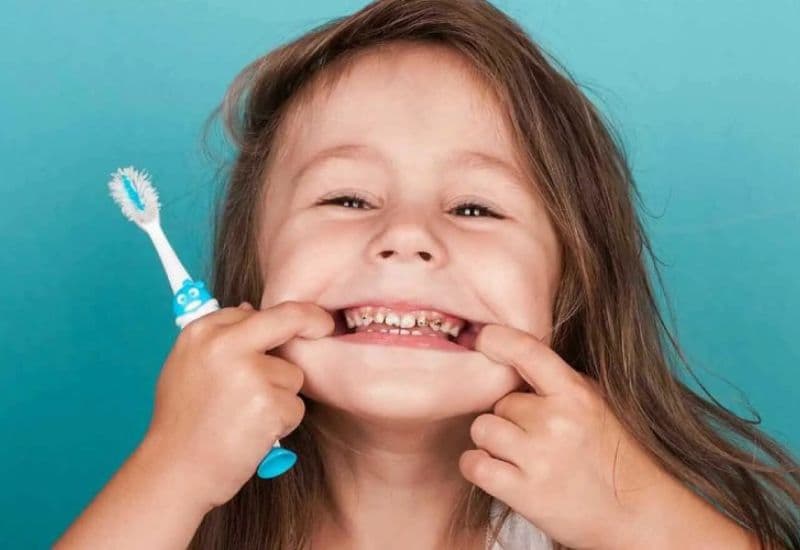 Để hạn chế tình trạng em bé sâu răng, cách cải thiện phổ biến là hướng dẫn trẻ vệ sinh răng miệng đúng cách ngay từ sớm.