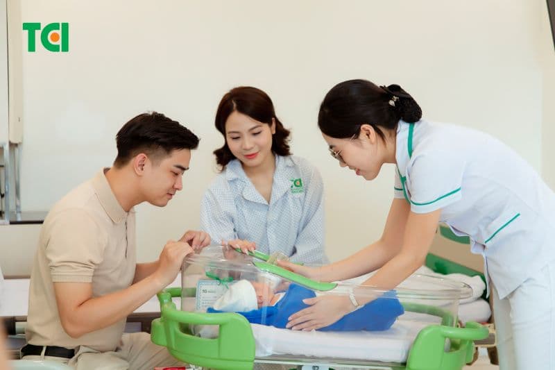 Ở cữ đúng cách và khoa học sẽ giúp mẹ mạnh khỏe cả về thể chất và tinh thần.