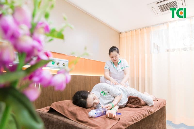 Ở cữ tại TCI, mẹ sẽ được massage thư giãn.