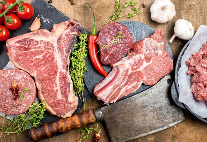 Để phát huy tối đa lợi ích của đu đủ trong kiểm soát huyết áp, người huyết áp cao cần chú ý hạn chế ăn thịt đỏ.