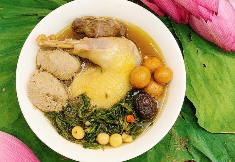 Gà hầm ngải cứu là món ăn truyền thống được nhiều người yêu thích.