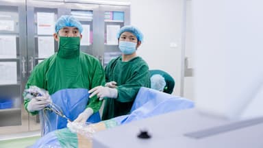 Kỹ thuật tán sỏi qua da &#8211; Giải pháp an toàn cho bệnh nhân cao tuổi