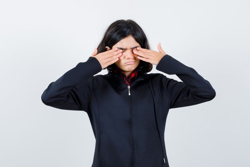 Mắt lé 1 bên không chỉ gây ra các vấn đề về thị giác mà còn ảnh hưởng đến tâm lý và chất lượng cuộc sống.